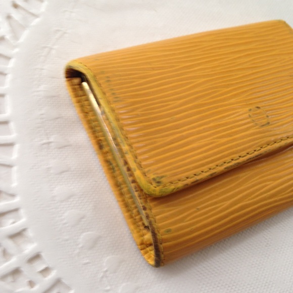 Louis Vuitton, Yellow Epi Leather 6-Hooks Key Case - Picture 3 of 8